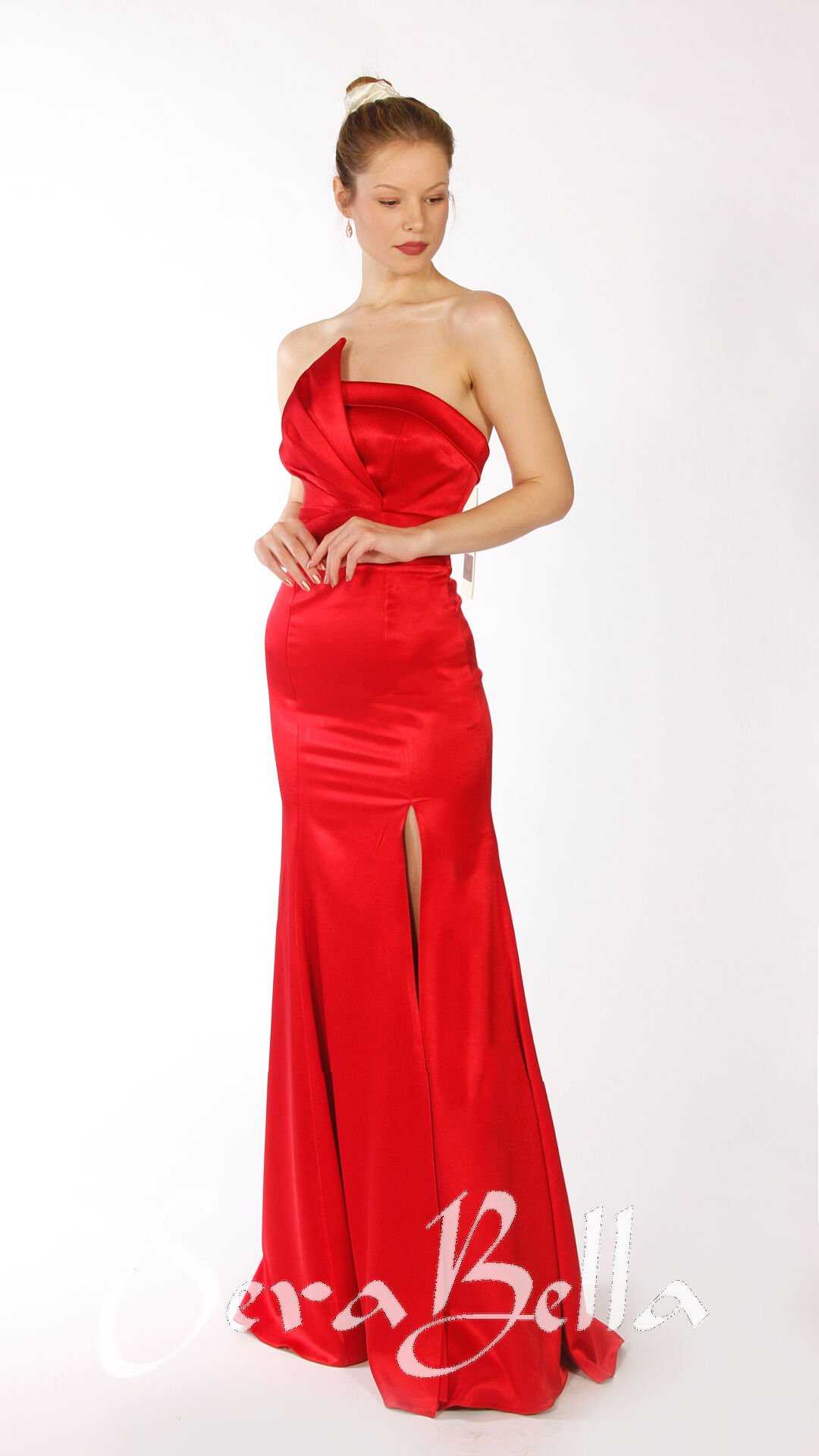 Frau mit elegantem roten Kleid