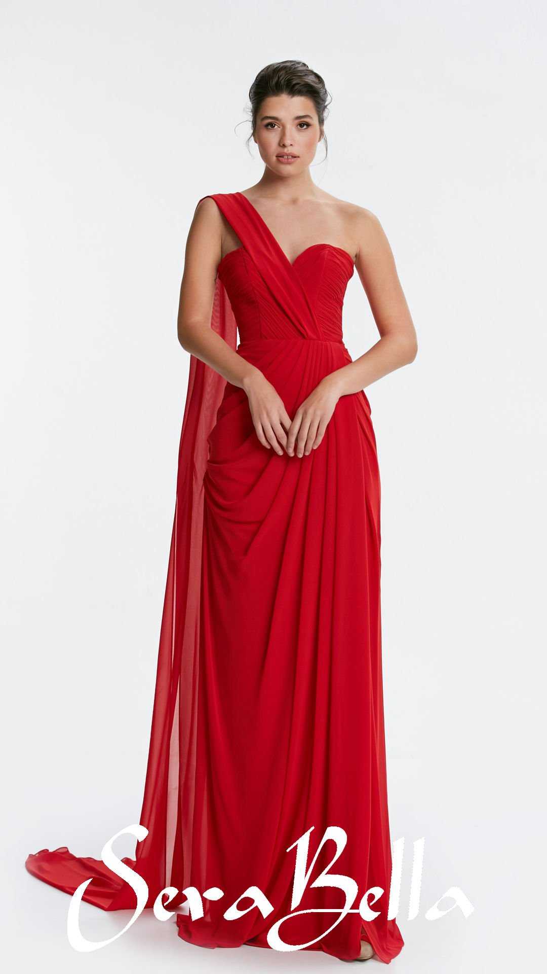 Frau mit elegantem rotem Kleid